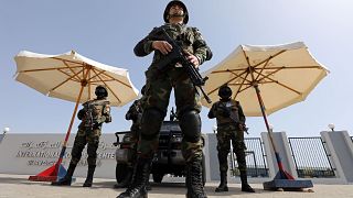 أفراد من قوات الأمن المصرية أمام قصر المؤتمرات حيث تنعقد قمة العرب وأوروبا