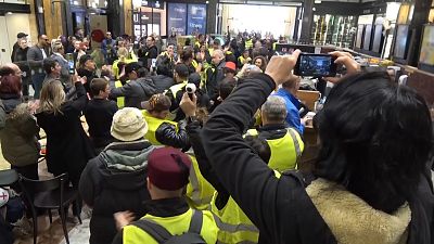 Sarı Yelekliler Paris'te Starbucks'ı bastı, az vergi ödeyen çok uluslu şirketleri protesto etti