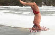 Saludo al sol sobre hielo