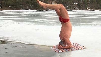 یوگا در دریاچه یخ زده؛ تمرین منحصربفرد استاد فنلاندی