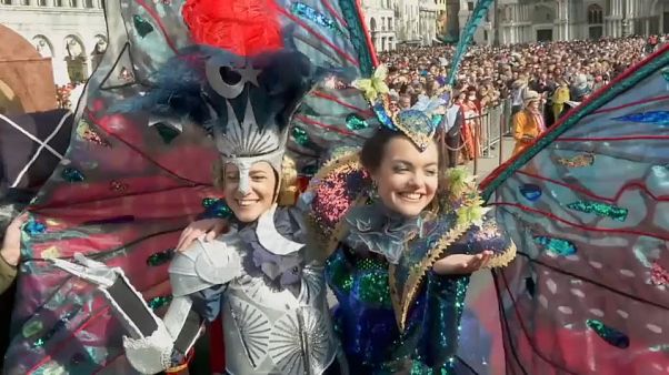 Vola l'angelo del carnevale di Venezia Vola l'angelo del carnevale di Venezia