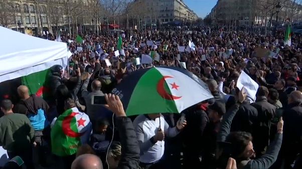 مئات الجزائريين يتظاهرون في باريس ضد ترشح بوتفليقة لولاية خامسة مئات الجزائريين يتظاهرون في باريس ضد ترشح بوتفليقة لولاية خامسة