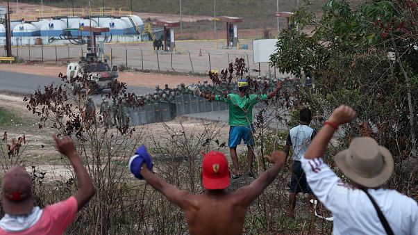 Mindestens 3 Tote: Maduro stoppt Hilfslieferungen nach Venezuela Mindestens 3 Tote: Maduro stoppt Hilfslieferungen nach Venezuela