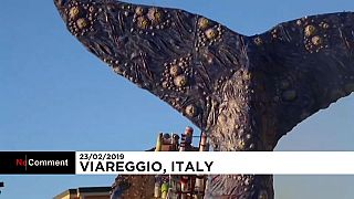 Una ballena moribunda para concienciar en el carnaval de Viareggio