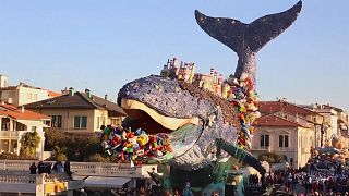 Wal aus Plastikmüll fährt mit beim Karnevalsumzug in Viareggio