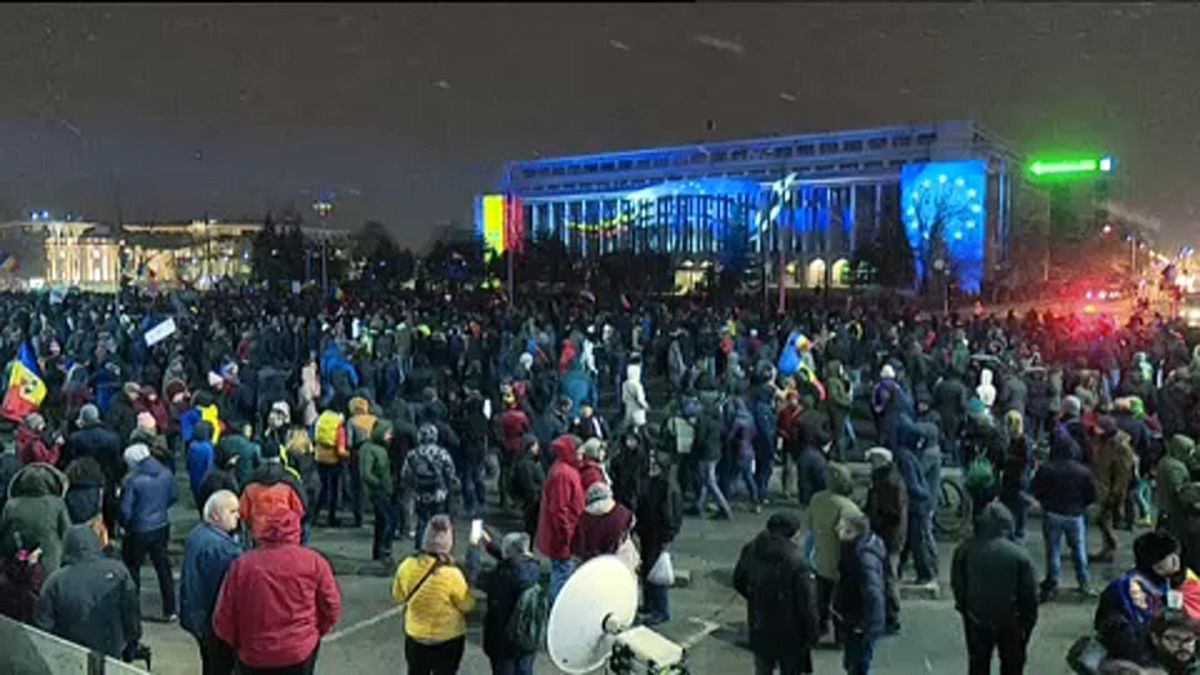Romanya’da binlerce kişi, ülke genelinde hükümetin son yargı reformunu protesto etti