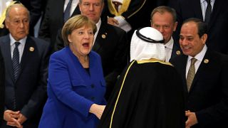 Bundeskanzlerin Angela Merkel begrüßt den Emir von Kuwait Sabah al-Ahmad.