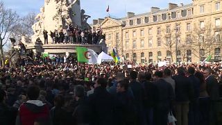 جزائريون في فرنسا يتظاهرون ضد العهدة الخامسة لبوتفليقة والرئيس يصل جنيف لفحوص طبية