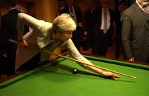 Conte ensina May a jogar snooker