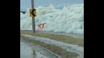 شاهد: الرياح العاتية تشكل جداراً جليدياً على طريق في كندا وتطمر آخر بالثلوج في أمريكا