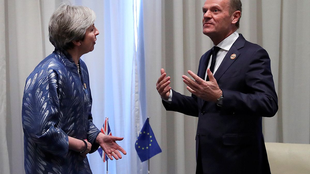 Aplazar el Brexit sería una "solución racional" para Tusk, May se resiste
