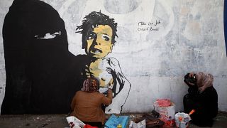 اليمنية هيفاء وهي ترسم معاناة أطفال بلدها
