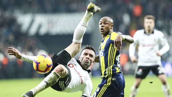 Beşiktaş, Fenerbahçe ile 3-3 berabere kaldı; liderlik mücadelesinde ağır darbe aldı Beşiktaş, Fenerbahçe ile 3-3 berabere kaldı; liderlik mücadelesinde ağır darbe aldı