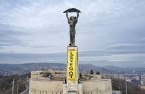 Óriási molinót feszítettek a budapesti Szabadság-szoborra