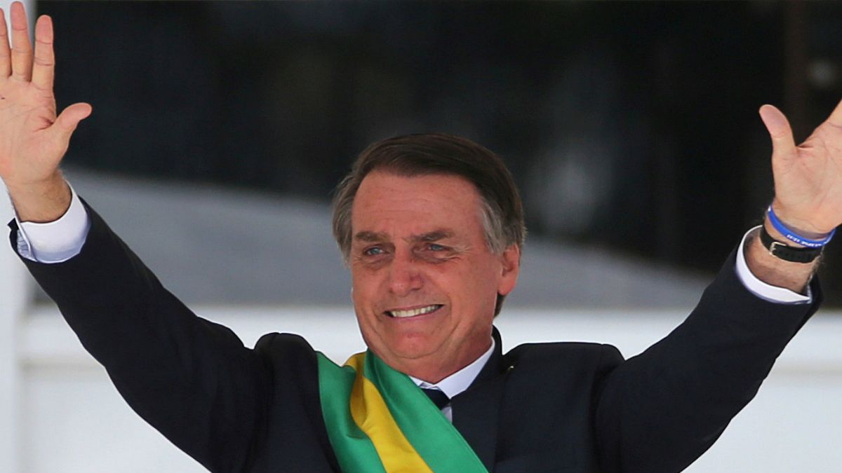 Governo de Bolsonaro quer ver alunos a cantar hino junto à bandeira