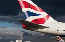 شاهد: مقاطع مرعبة لطائرة بريطانية تحاول الهبوط في جبل طارق وسط الرياح العاتية