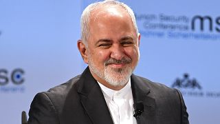 ظريف يلمح لضغوط تقف وراء استقالته وبرلمانيون يطالبون روحاني برفضها