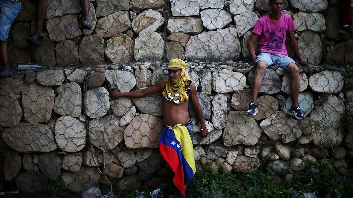 Venezuela: ancora tensione sui ponti di confine con la Colombia