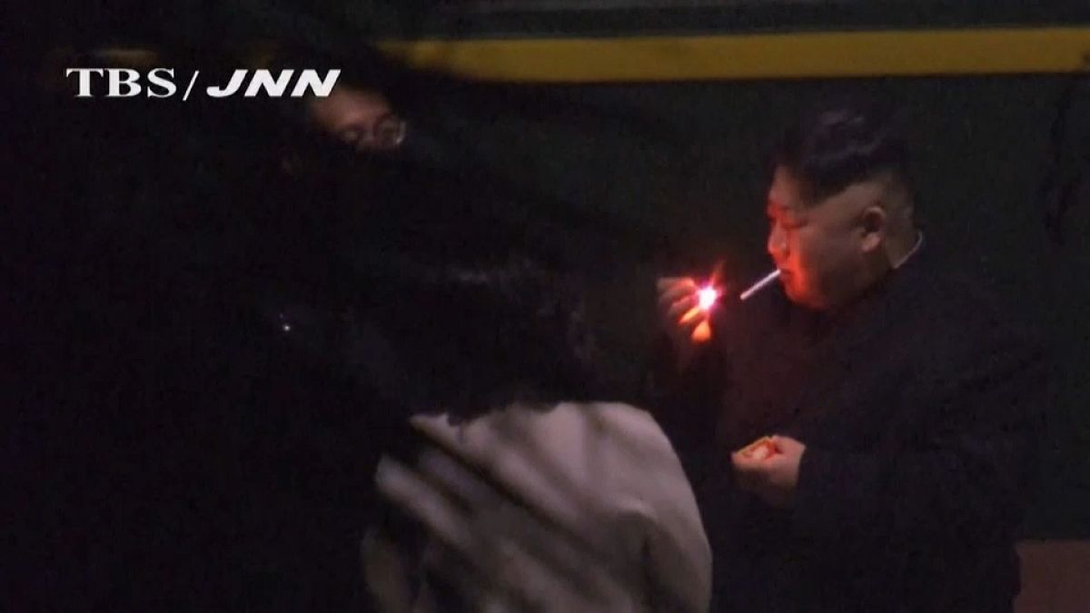 شاهد: الزعيم  الكوري يدخن في محطة للقطارات وأخته تمسك بالمطفأة 