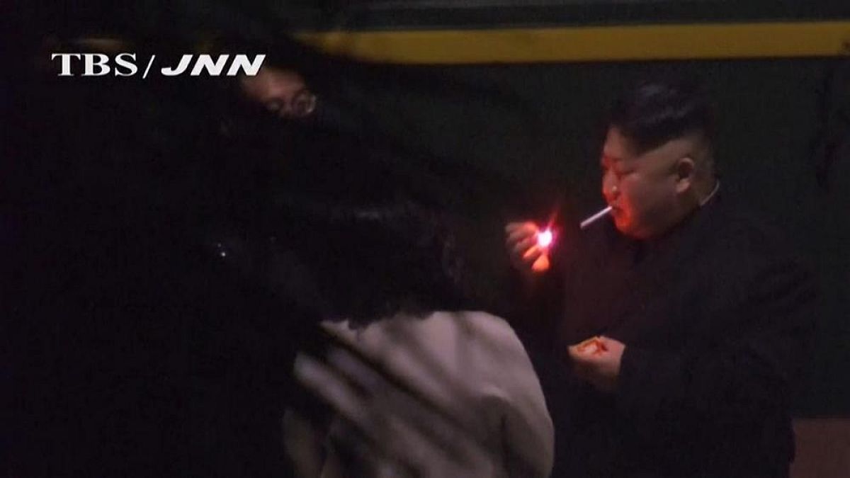 VIDEO: Kim Jong-un hace una pausa para fumar durante su viaje a Vietnam
