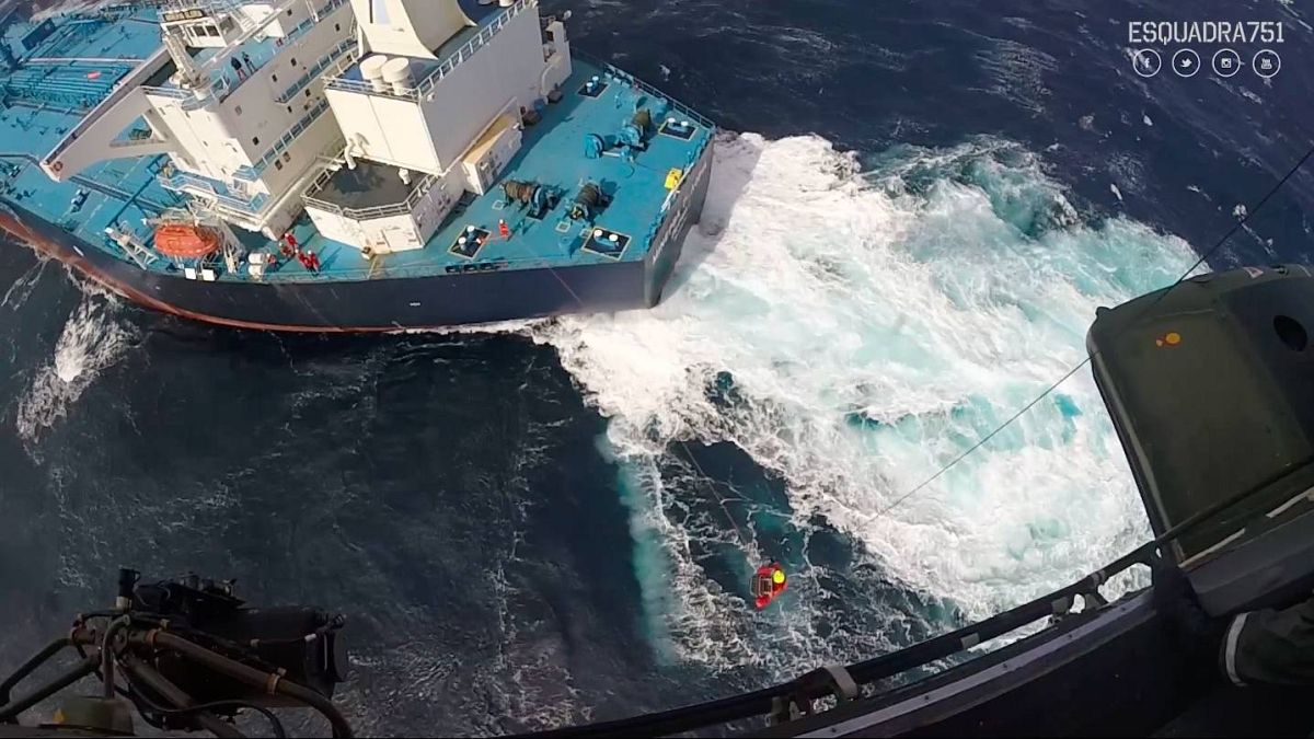 Força Aérea resgata comandante de navio grego nos Açores