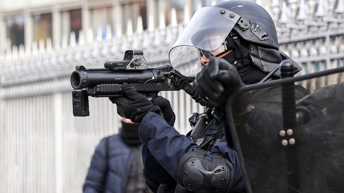 پلیس فرانسه در حال استفاده از تفنگ پرتاب‌گر گلوله‌های پلاستیکی ۴۰ میلیمتری 