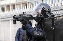 پلیس فرانسه در حال استفاده از تفنگ پرتاب‌گر گلوله‌های پلاستیکی ۴۰ میلیمتری