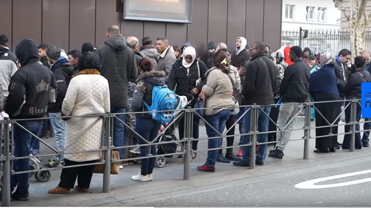 شاهد: طوابير طويلة للمهاجرين بفرنسا لاستصدار بطاقات الإقامة