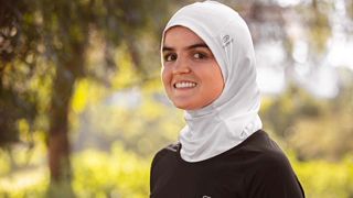 مجموعة "ديكاتلون" تتراجع عن تسويق حجاب الركض في فرنسا بعد تهديدات