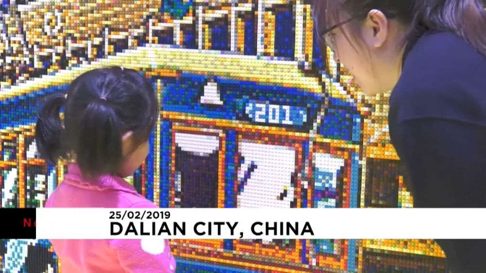 chinese-artist-creates-giant-image-made-up-of-80000-lego-pieces