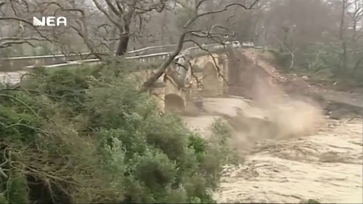Girit'te asırlık taşköprü sel sularıyla yıkıldı