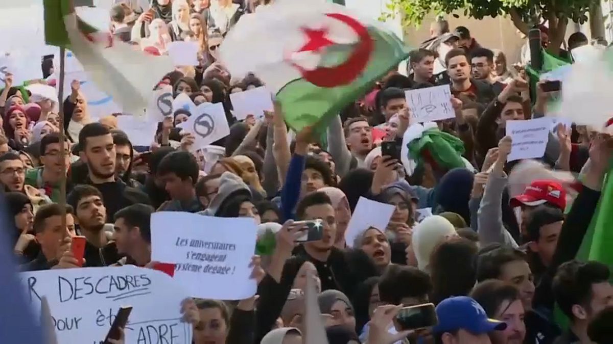 من تظاهرت طلاب الجزائر ضد ترشح بوتفليقة لعهدة خامسة