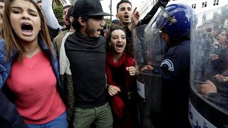 Jovens argelinos protestam contra quinto mandato de Bouteflika
