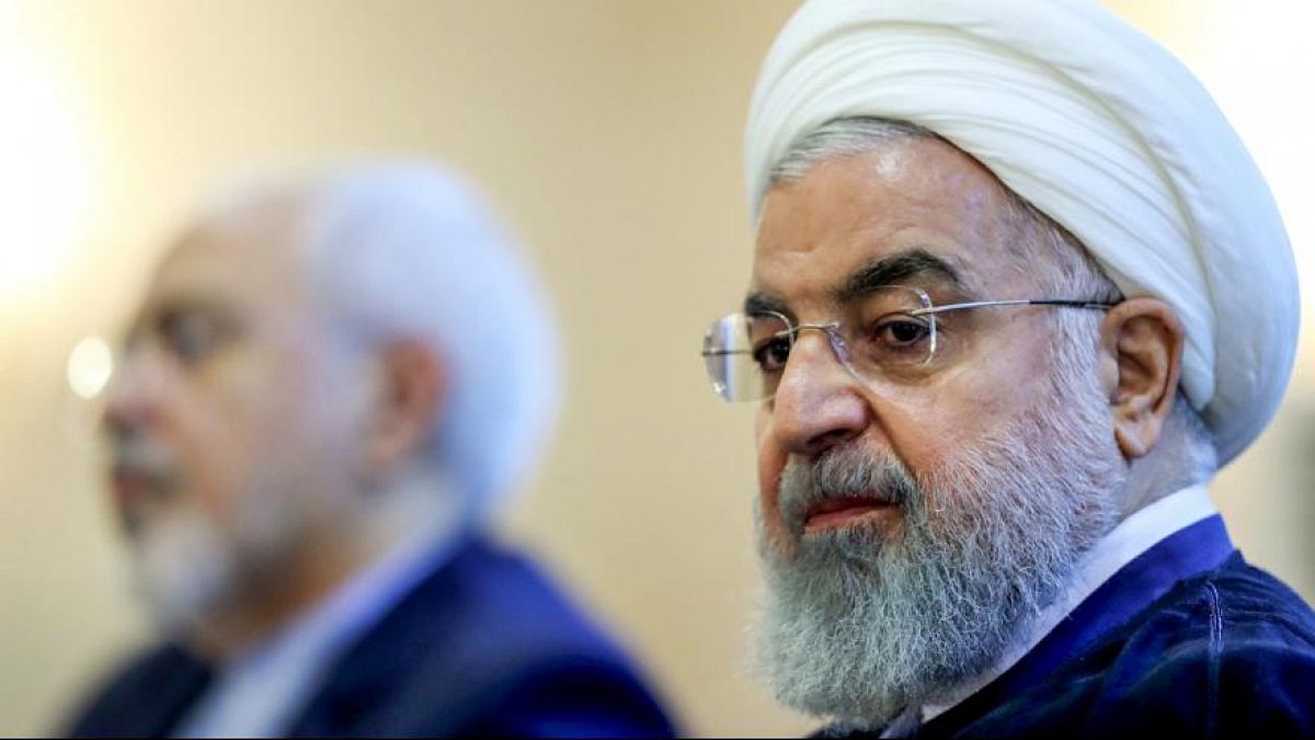 الرئيس الإيراني يقف إلى جانب حليفه ظريف بعد استقالته المفاجئة