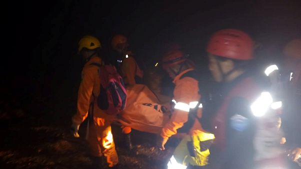 Dezenas de desaparecidos em colapso de mina ilegal Dezenas de desaparecidos em colapso de mina ilegal