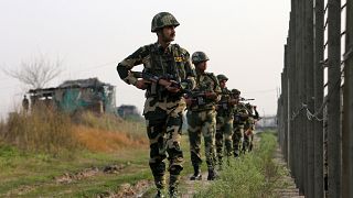 قوات حرس الحدود الهندية في دورية قرب الحد الفاصل للحدود مع باكستان