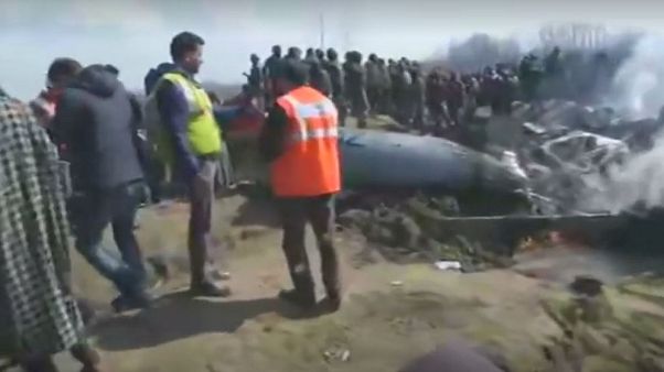 Pakistan abbatte due aerei militari indiani in Kashmir Pakistan abbatte due aerei militari indiani in Kashmir