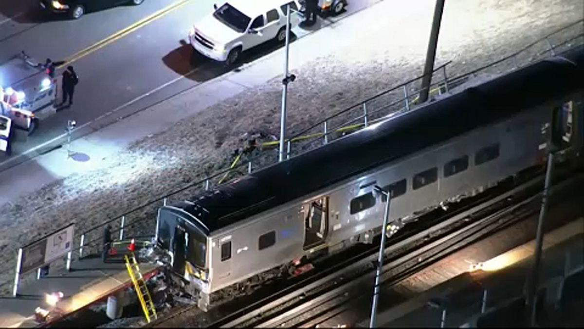 Két vonat rohant bele egy autóba New York mellett