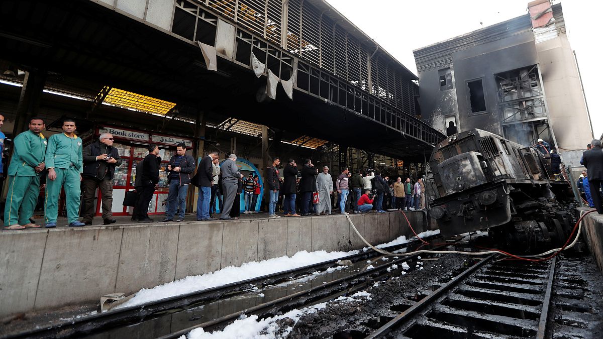 Zugunglück und Brand im Hauptbahnhof vin Kairo