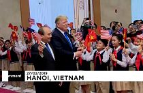 شاهد: ترامب يحمل العلم الفيتنامي