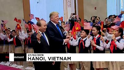 شاهد: ترامب يحمل العلم الفيتنامي 