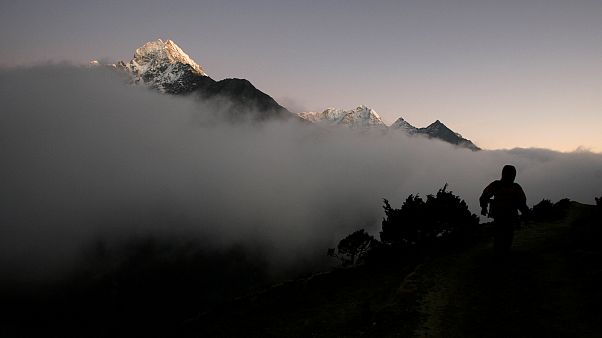 Asya ülkesi Nepal'in Syangboche bölgesinde bulunan Thamserku Dağı Asya ülkesi Nepal'in Syangboche bölgesinde bulunan Thamserku Dağı
