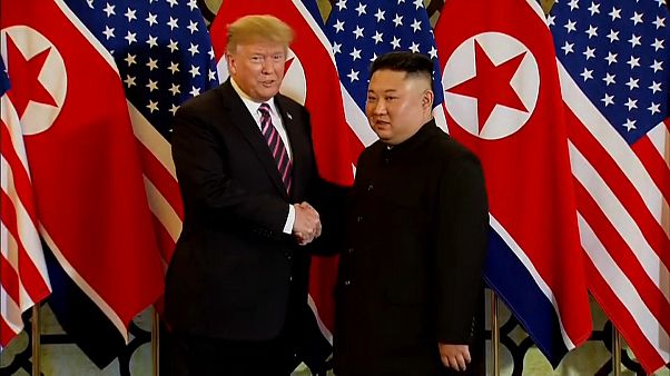 2. Gipfel in Hanoi: Trump und Kim schütteln 10 Sekunden lang Hände 2. Gipfel in Hanoi: Trump und Kim schütteln 10 Sekunden lang Hände