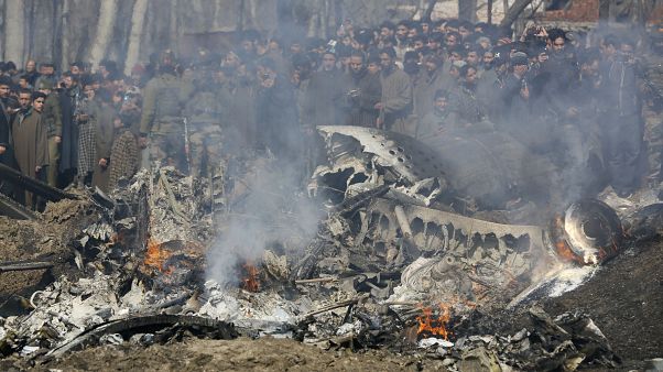 Keşmir'in Srinagar kenti yakınlarında düşen Hindistan'a ait helikopter Keşmir'in Srinagar kenti yakınlarında düşen Hindistan'a ait helikopter