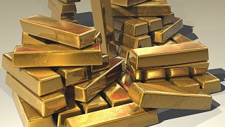 Россиянка пыталась вывезти в Китай 2 кг золота, примотав слитки к ступням