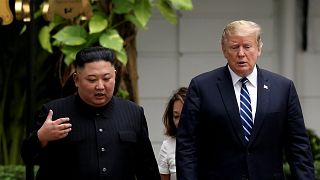 Kim Jong-un e Donald Trump interromperam cimeira em Hanói de forma amigável