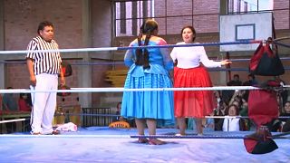 Las cholitas luchadoras de Bolivia, con faldas y a lo loco