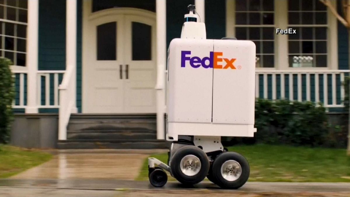 شاهد: روبوت لإيصال طرود البريد إلى المنازل 
