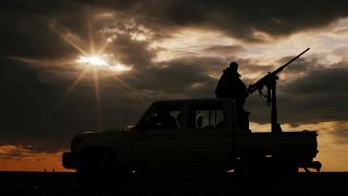 أحد مقاتلي قوات سوريا الديمقراطية فوق مركبة بالقرب من دير الزور