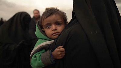 طفل من بين المدنيين في دير الزور
